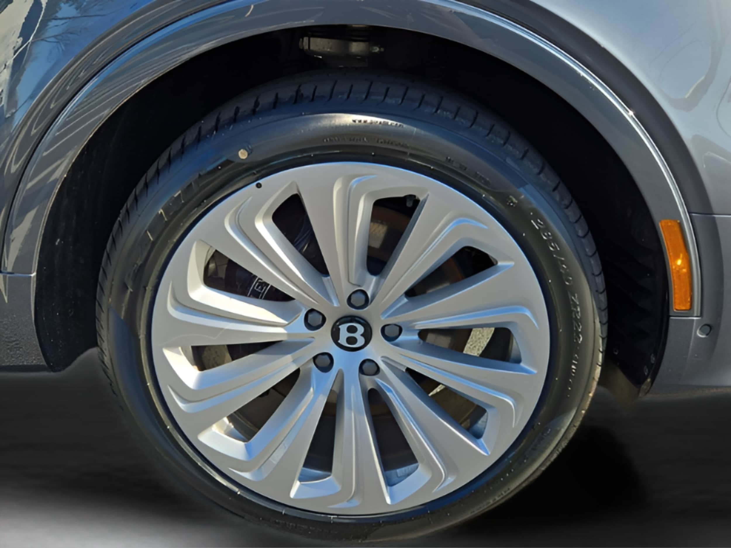 2025 Bentley Bentayga Azure - Photo 19