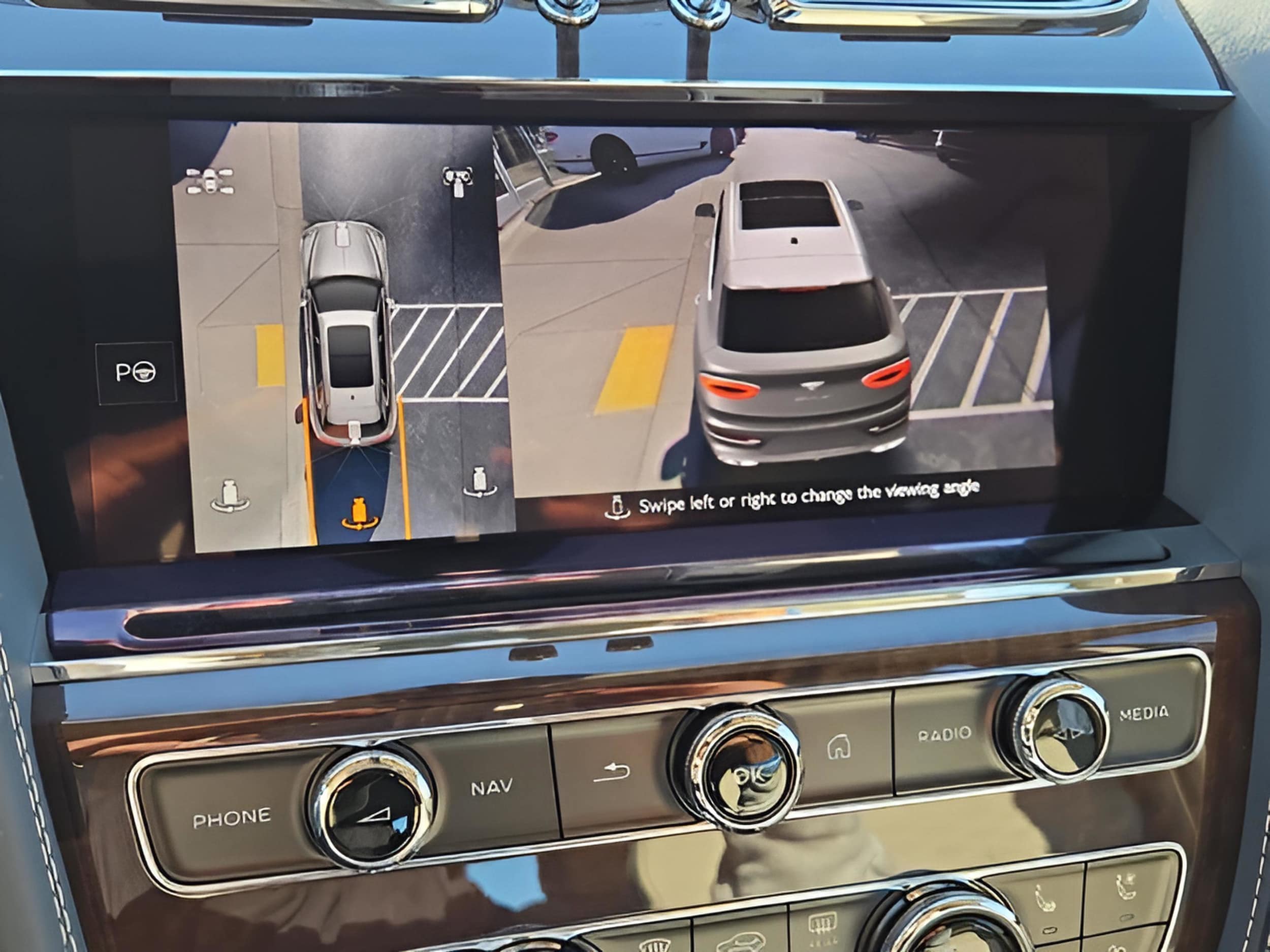 2025 Bentley Bentayga Azure - Photo 40