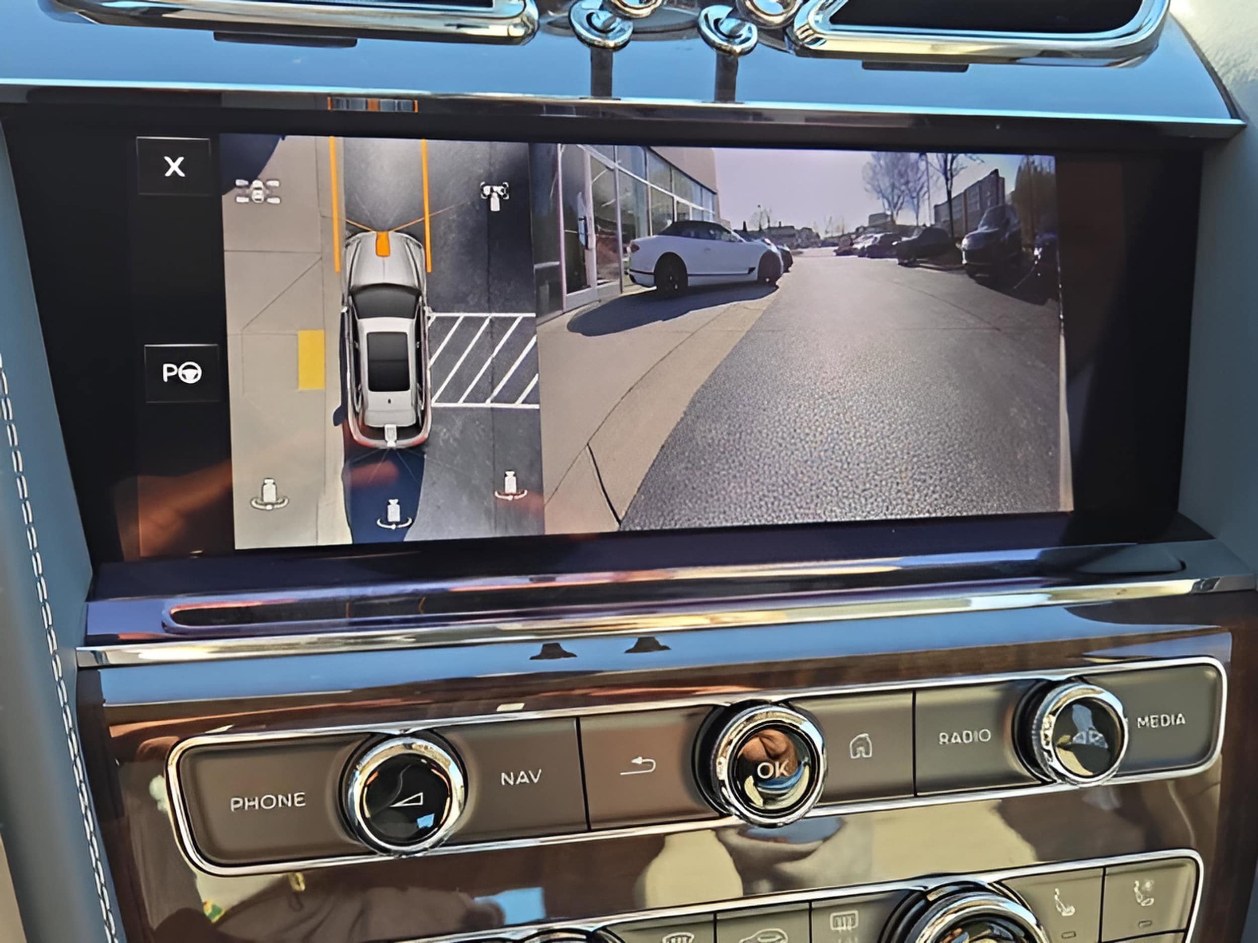 2025 Bentley Bentayga Azure - Photo 45