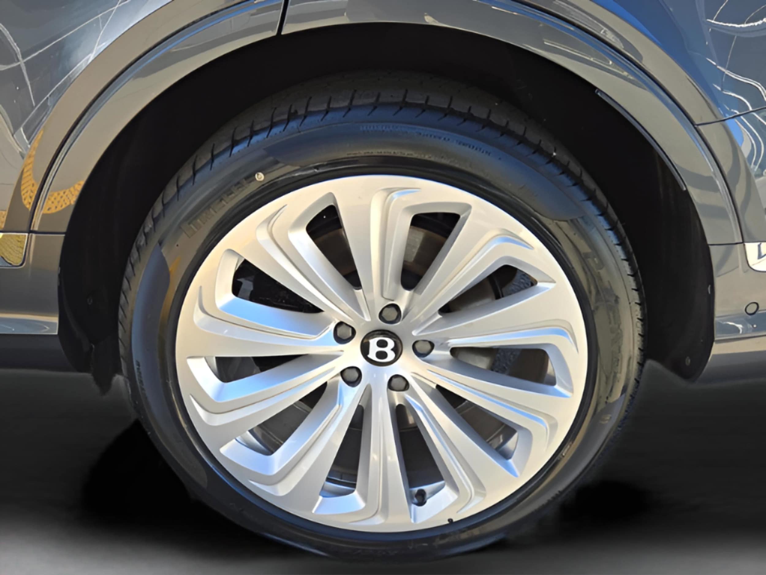 2025 Bentley Bentayga Azure - Photo 17