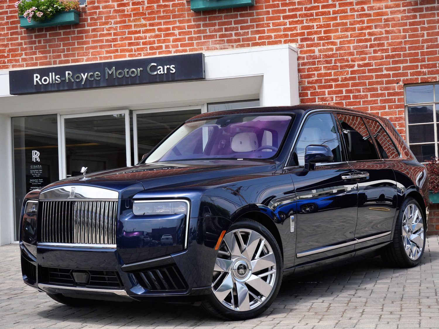 2027 Rolls-Royce Cullinan -'s photo