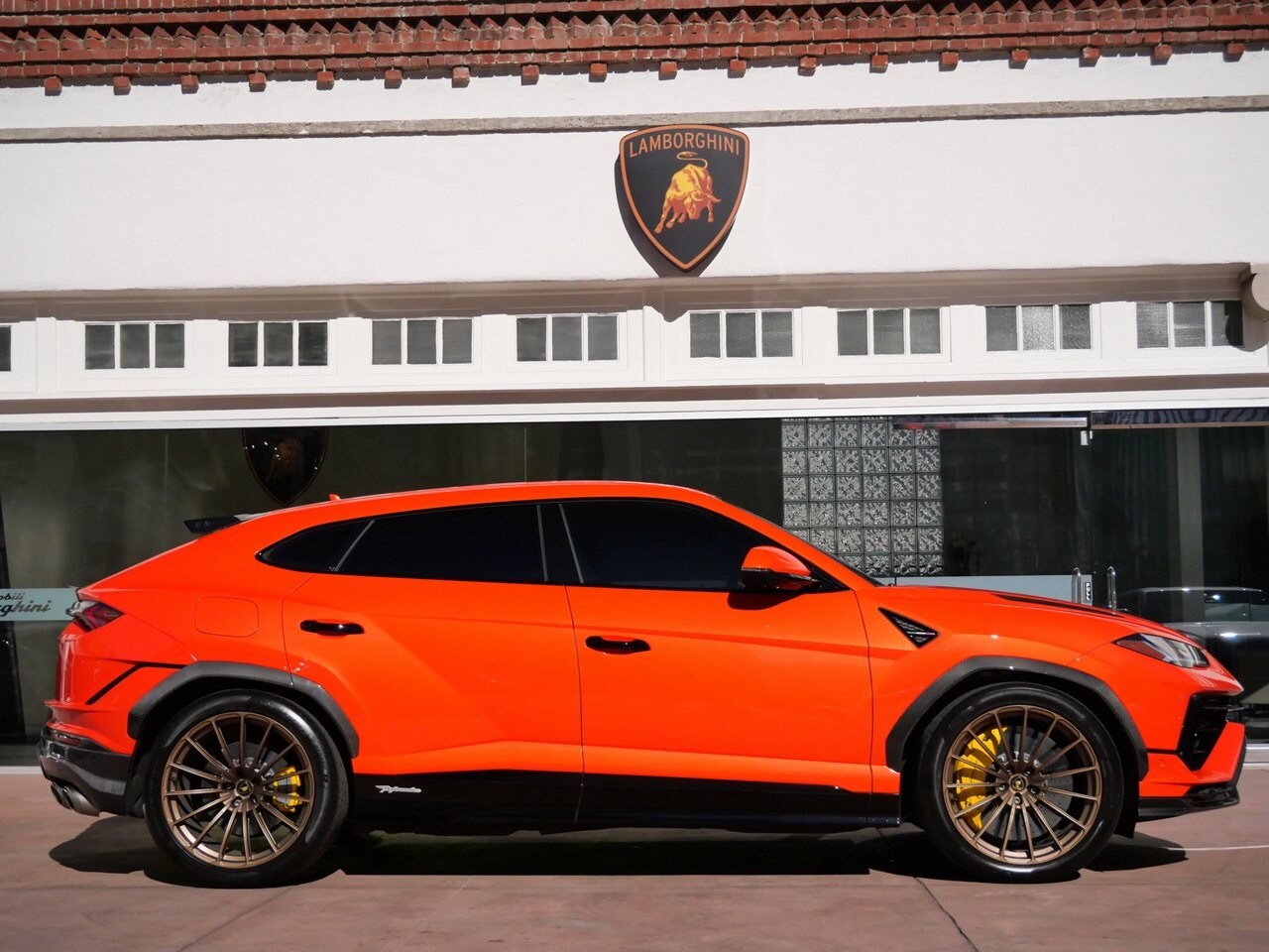 2023 Lamborghini Urus Performante photo 2
