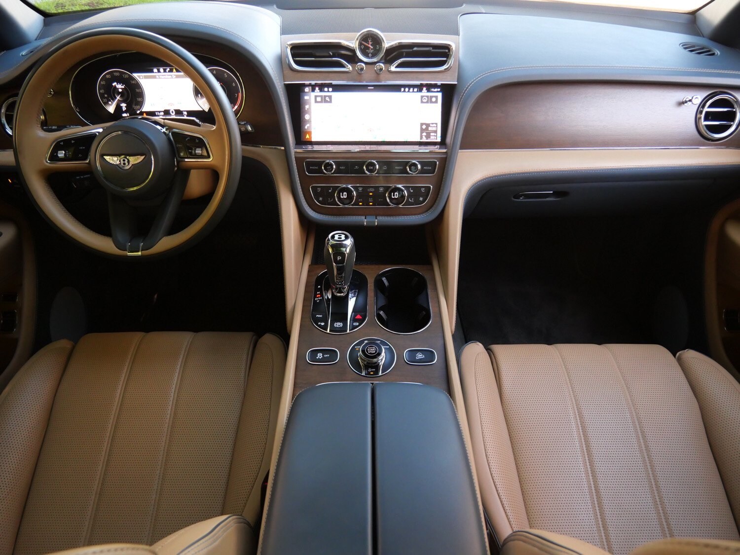 2023 Bentley Bentayga EWB V8 photo 3