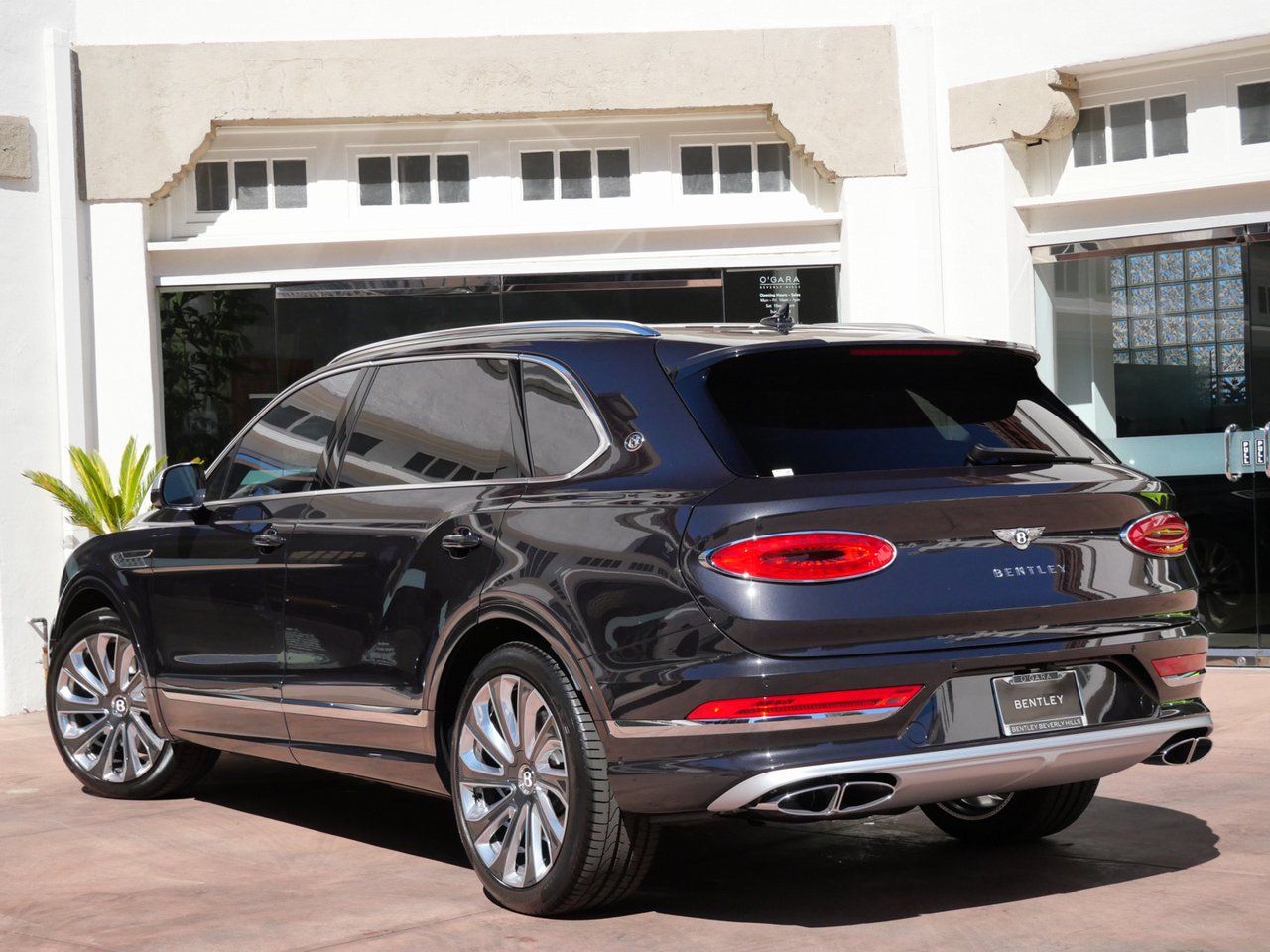 2025 Bentley Bentayga EWB Mulliner photo 2