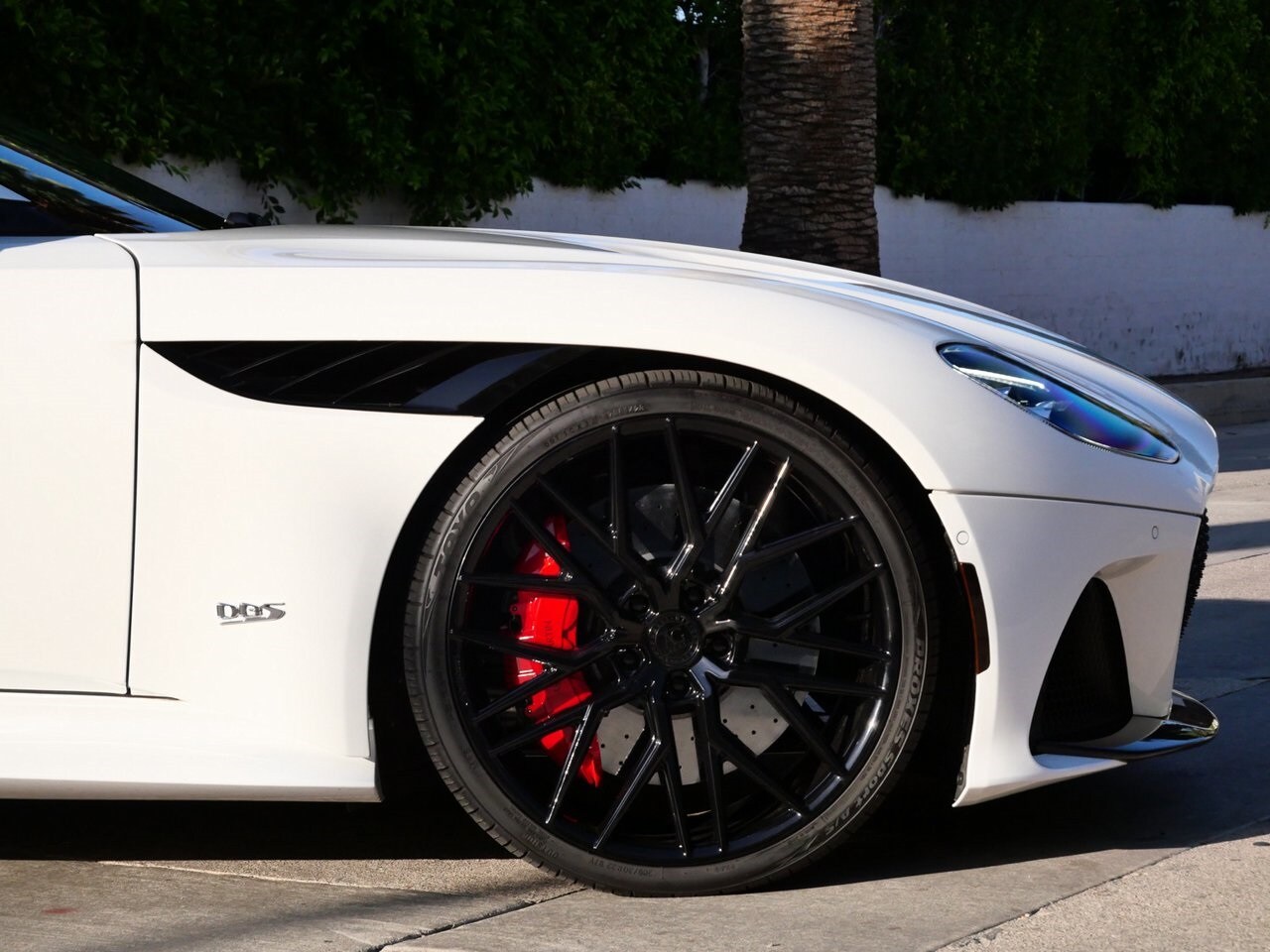 2023 Aston Martin DBS photo 4