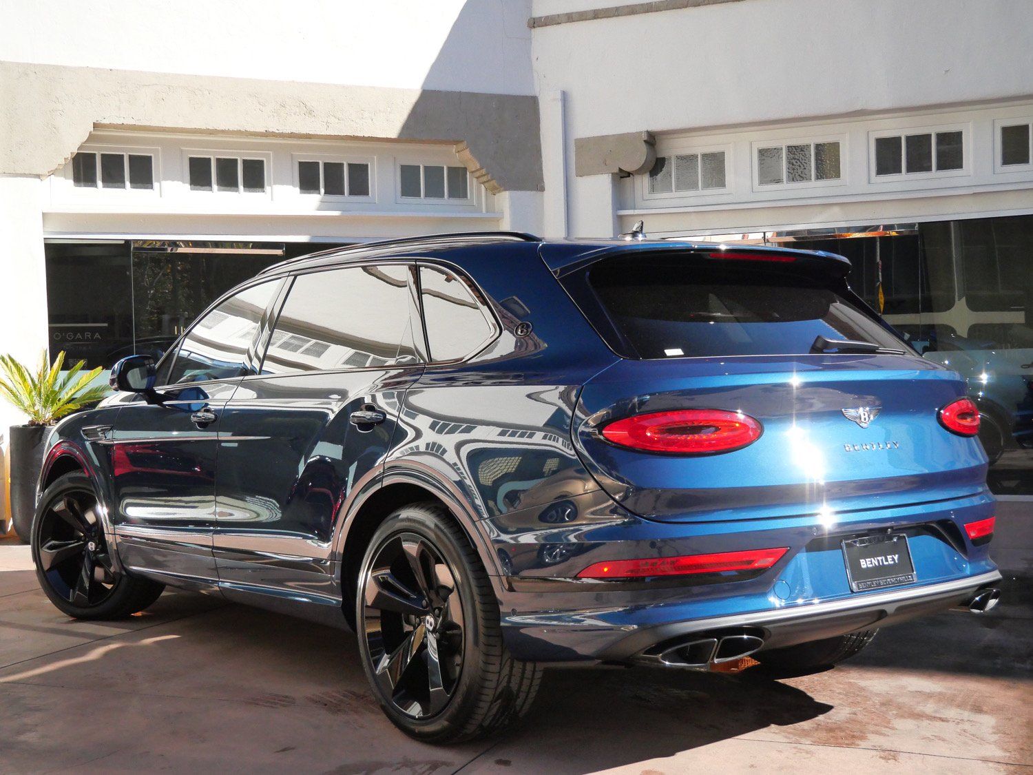 2025 Bentley Bentayga EWB photo 2