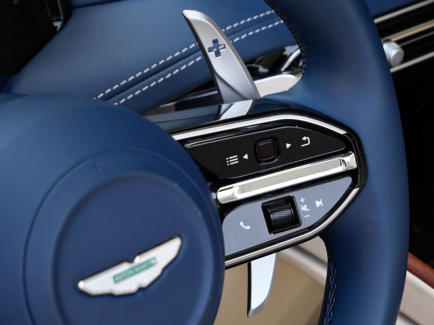 2025 Aston Martin DB12 Base - Photo 11