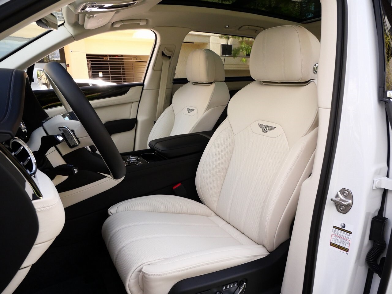 2024 Bentley Bentayga EWB photo 2