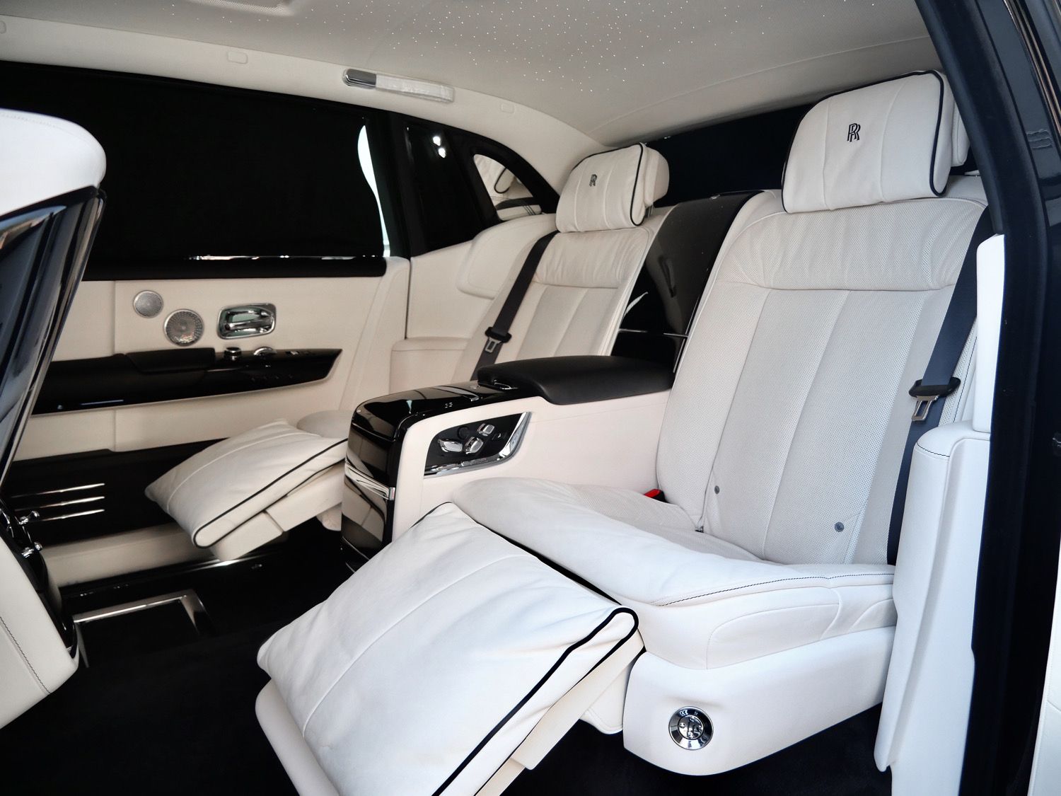 2022 Rolls-Royce Phantom photo 3