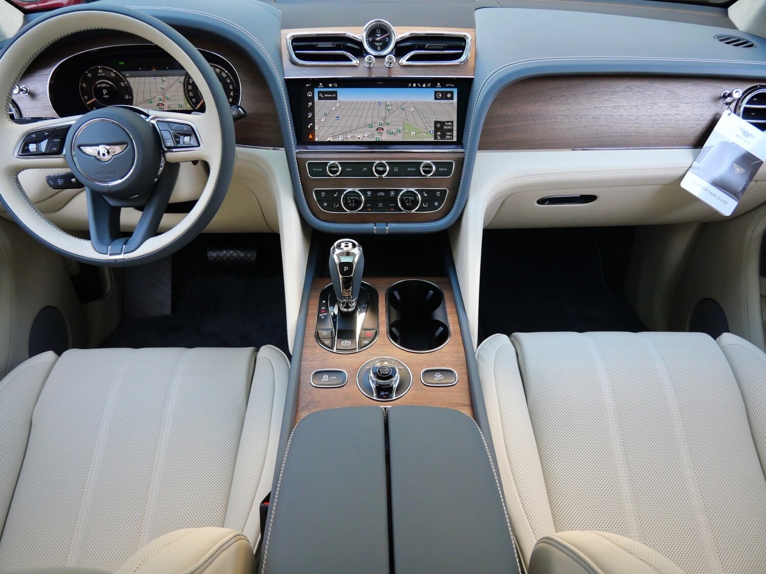 2025 Bentley Bentayga V8 photo 4