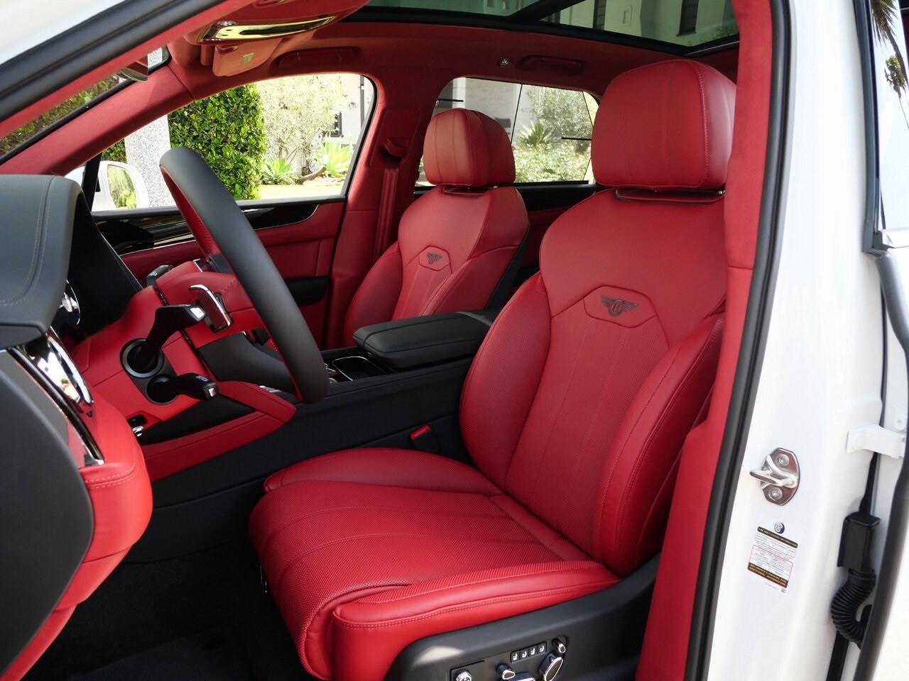 2025 Bentley Bentayga V8 photo 2