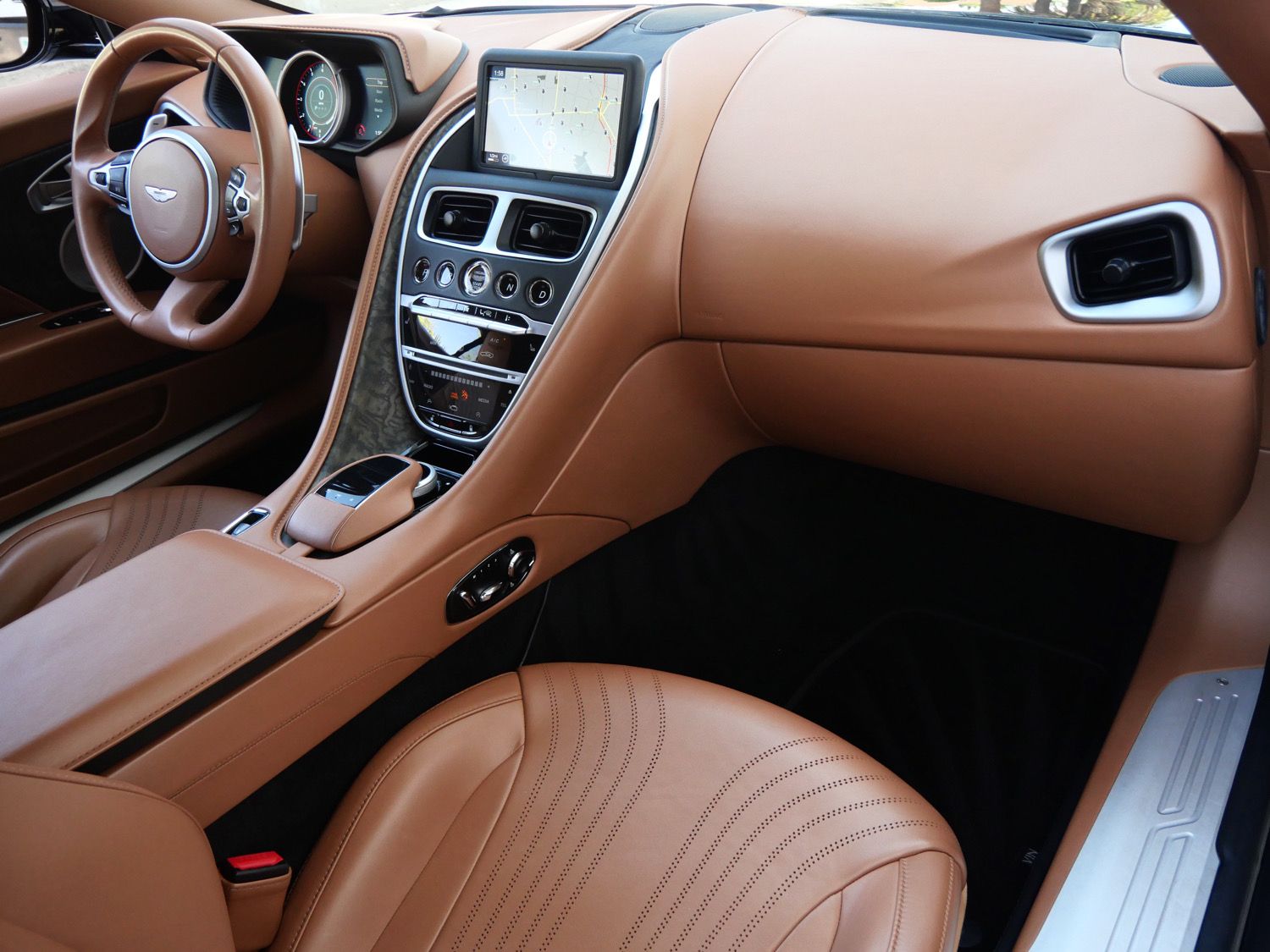 2020 Aston Martin DB11 photo 2