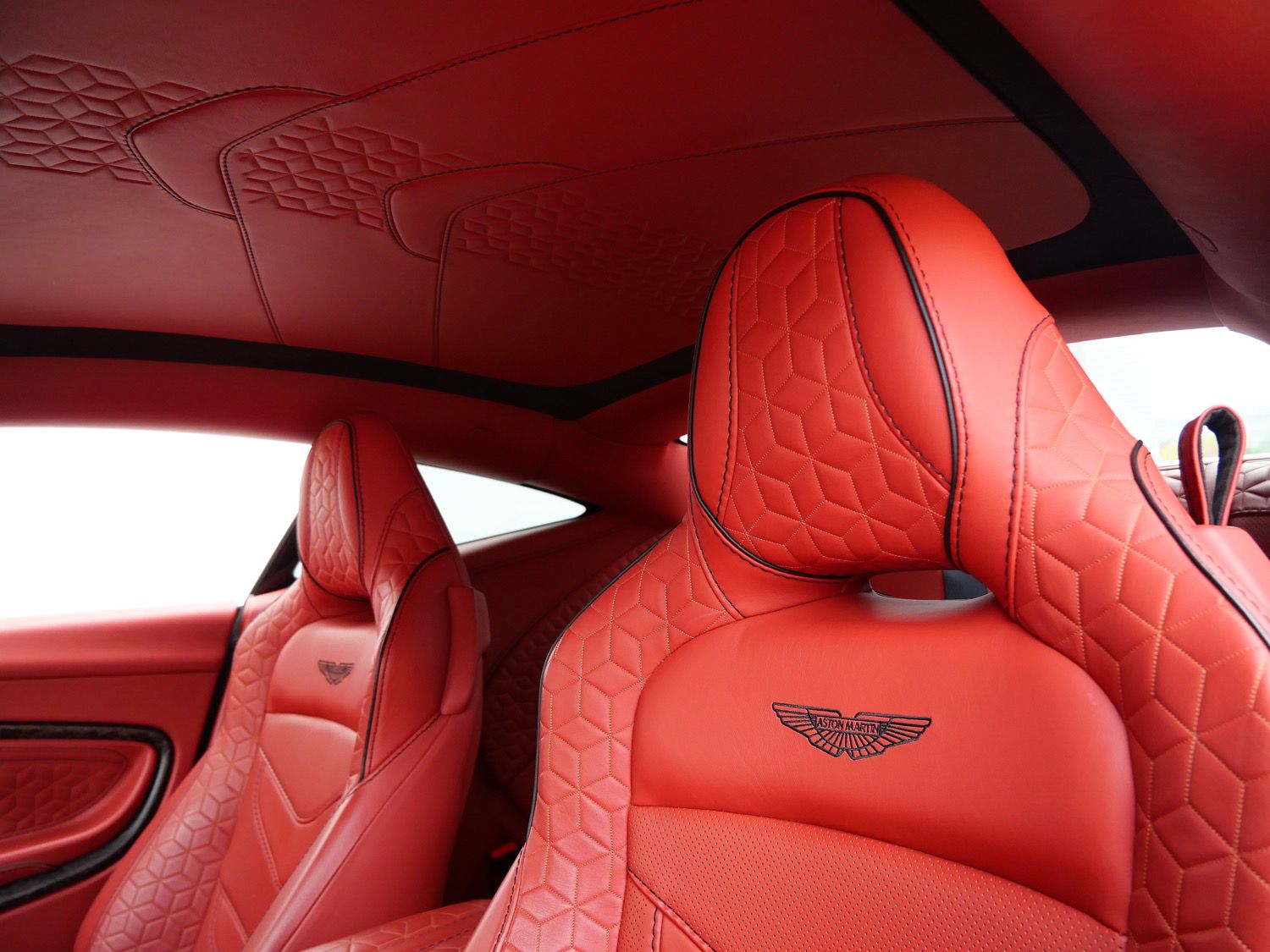 2019 Aston Martin DBS Superleggera photo 4