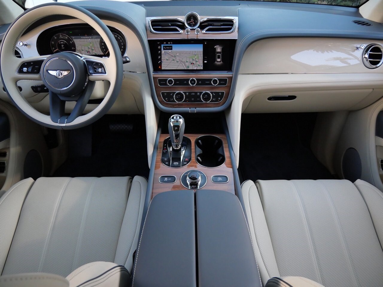 2025 Bentley Bentayga V8 photo 3