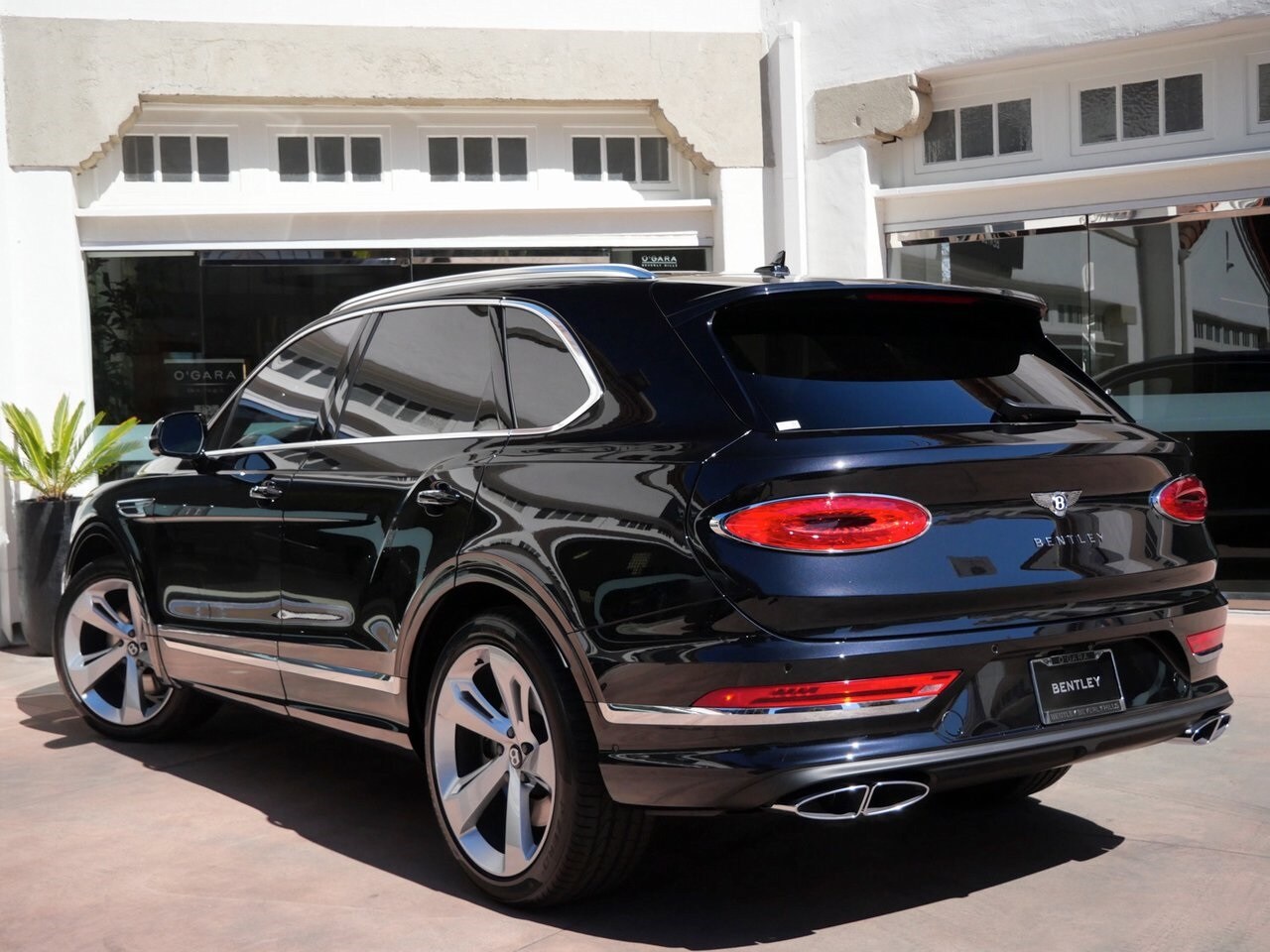 2025 Bentley Bentayga V8 photo 3