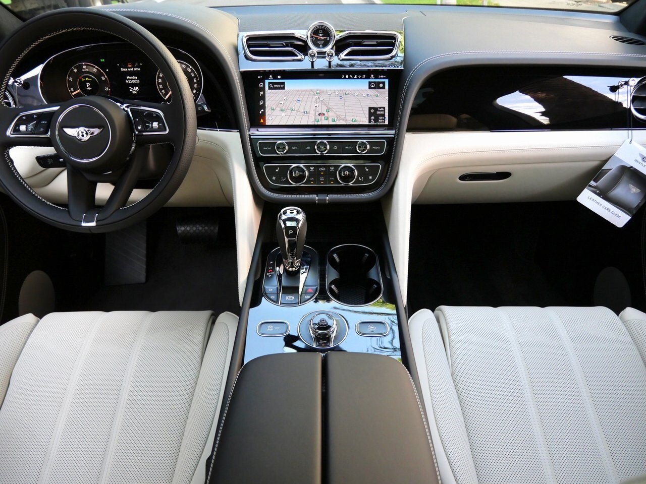 2025 Bentley Bentayga V8 photo 3