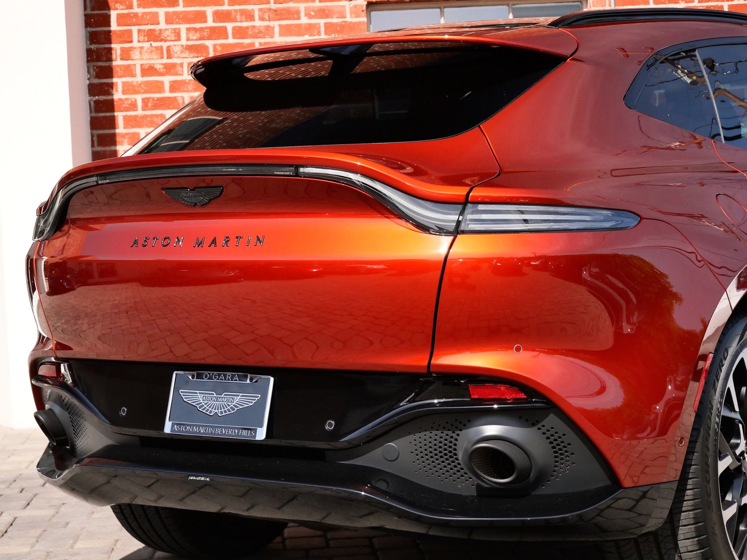 2021 Aston Martin DBX photo 3