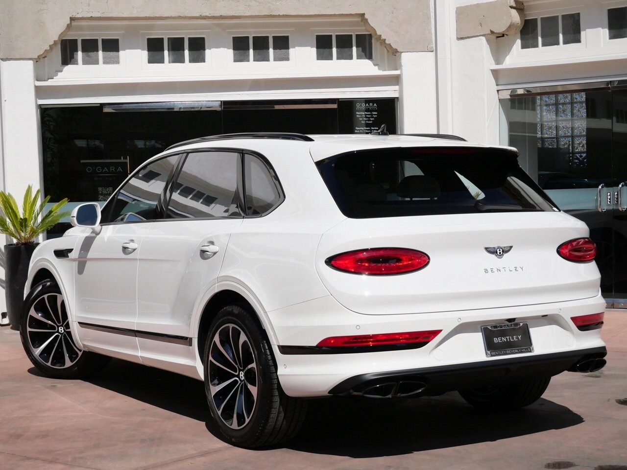 2025 Bentley Bentayga V8 photo 2