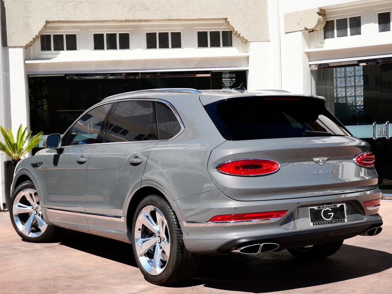 2025 Bentley Bentayga V8 photo 2