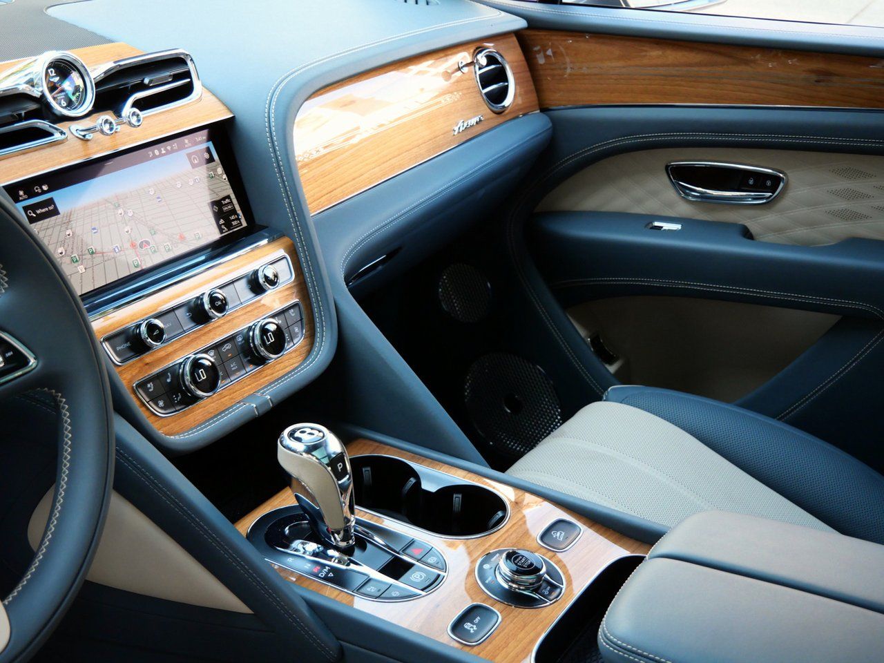 2025 Bentley Bentayga - Photo 13
