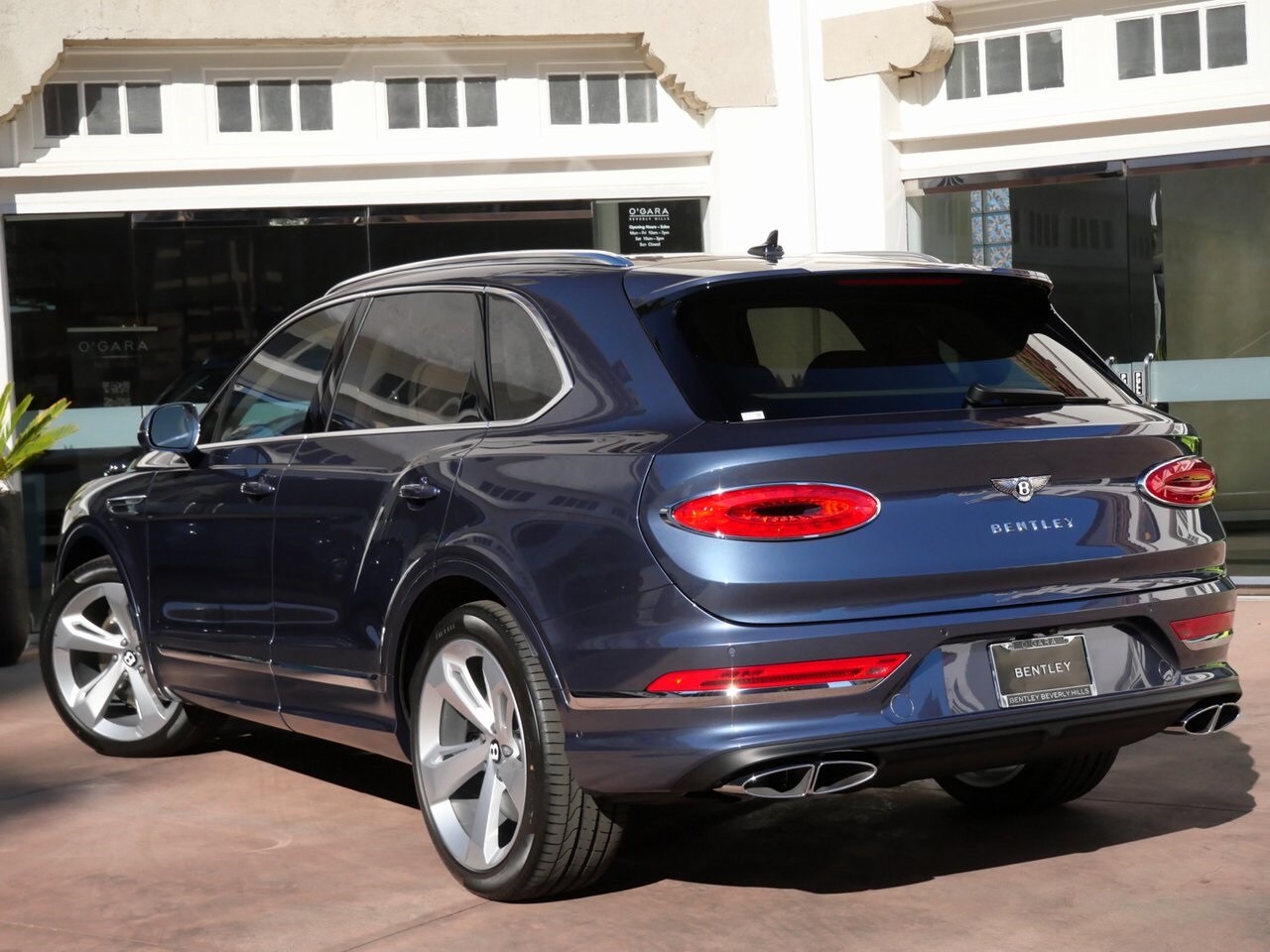 2025 Bentley Bentayga V8 photo 2