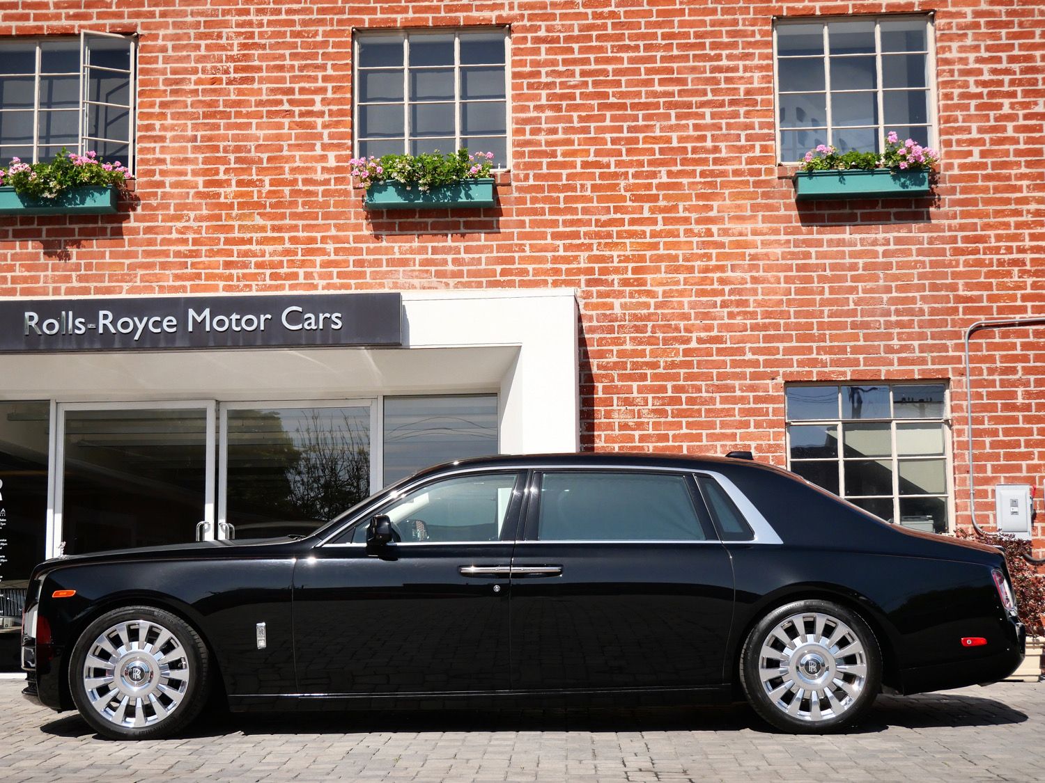 2022 Rolls-Royce Phantom photo 2