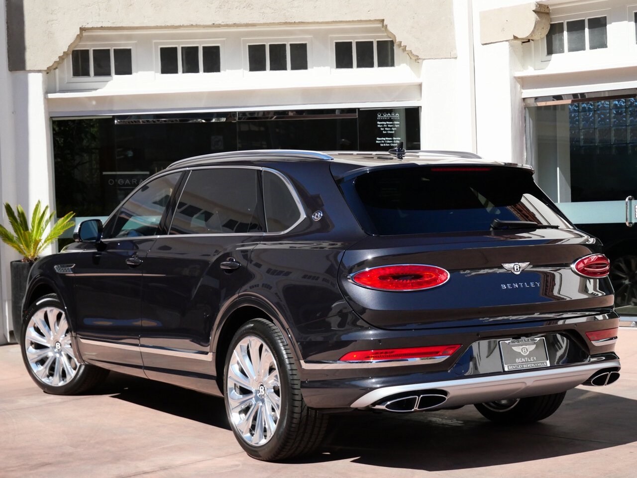 2025 Bentley Bentayga EWB Mulliner photo 3