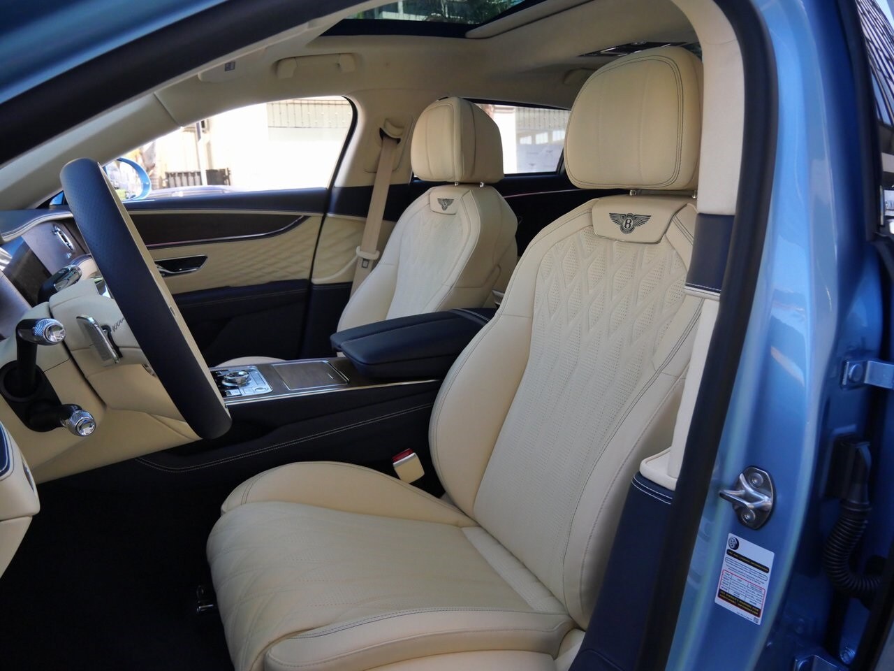 2026 Bentley Flying Spur Azure photo 2