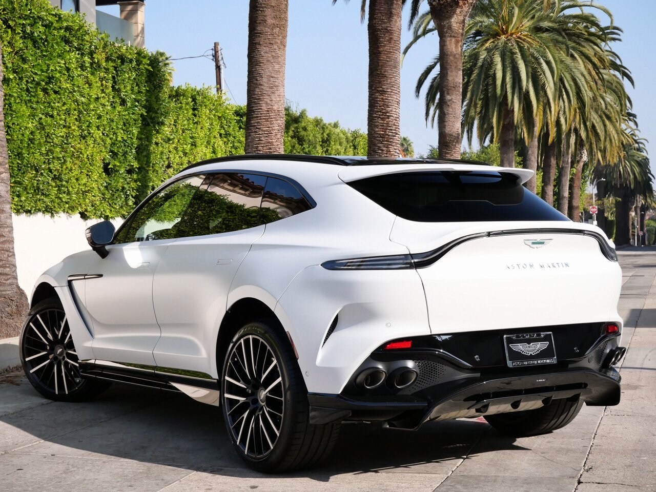 2025 Aston Martin DBX photo 2