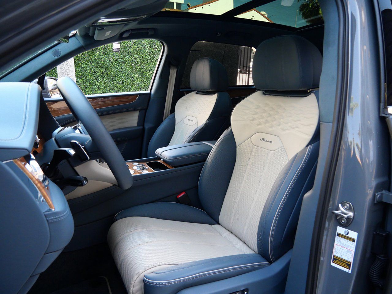 2025 Bentley Bentayga - Photo 16
