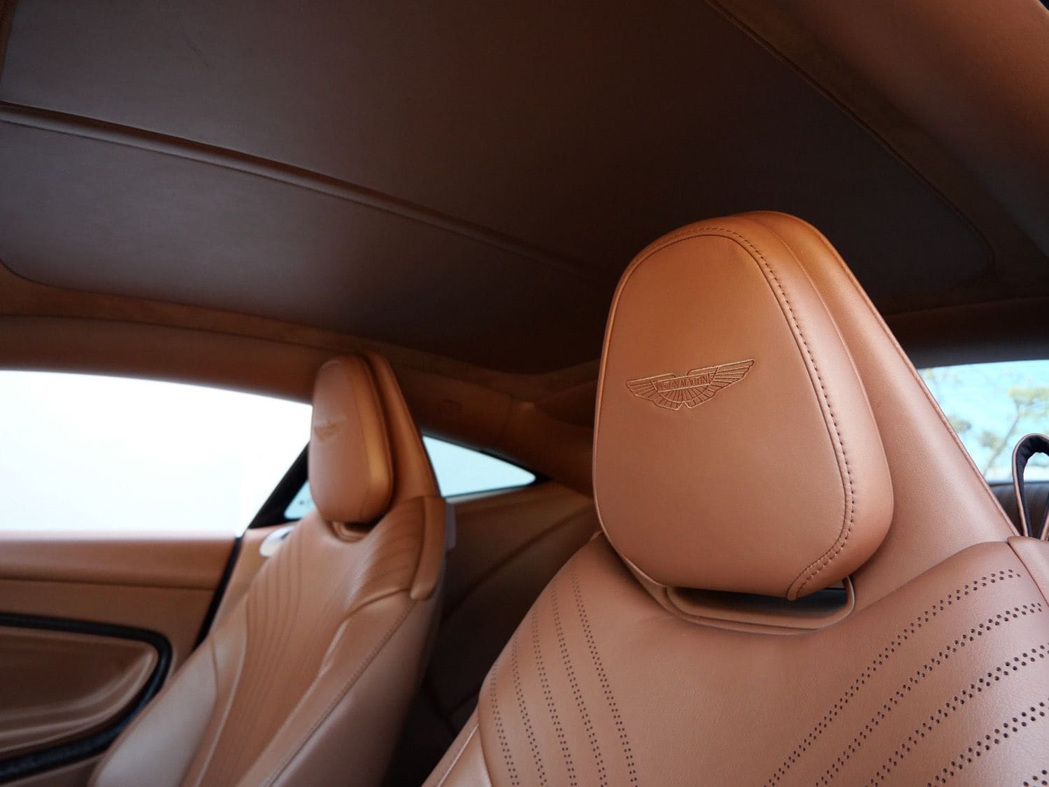 2020 Aston Martin DB11 photo 4