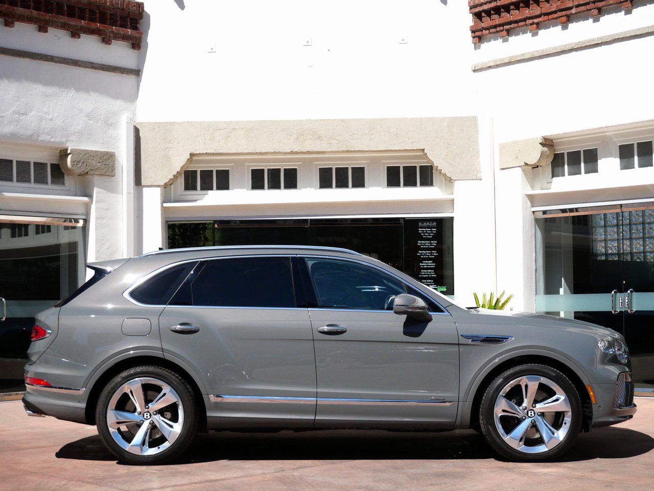 2025 Bentley Bentayga V8 photo 4