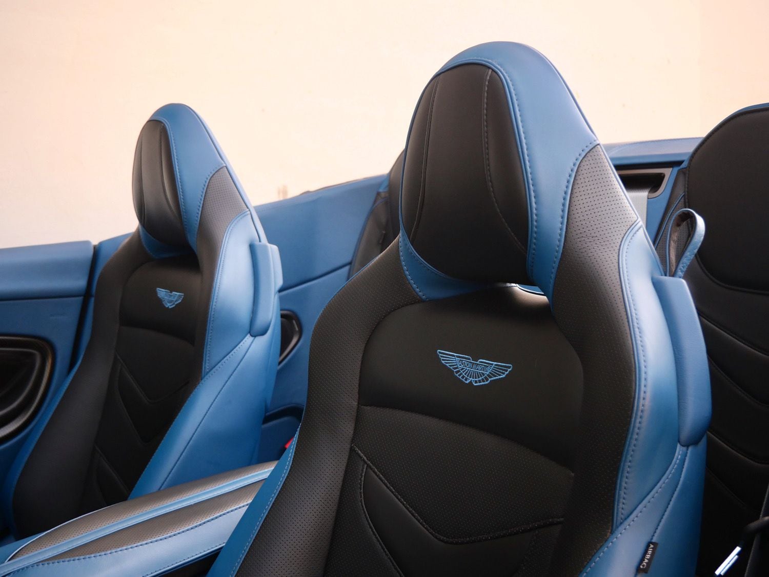 2020 Aston Martin DBS Superleggera photo 4