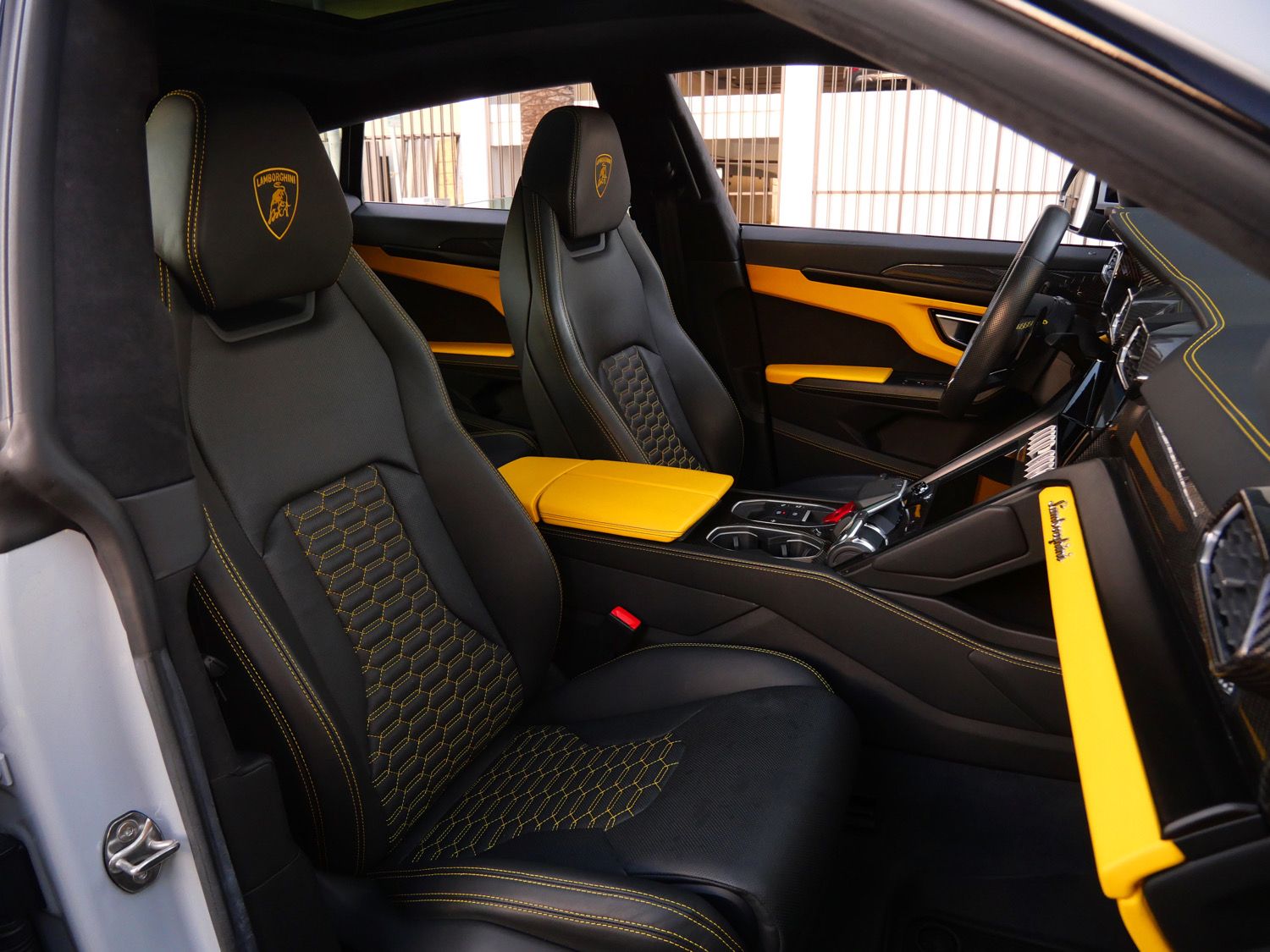 2022 Lamborghini Urus photo 3