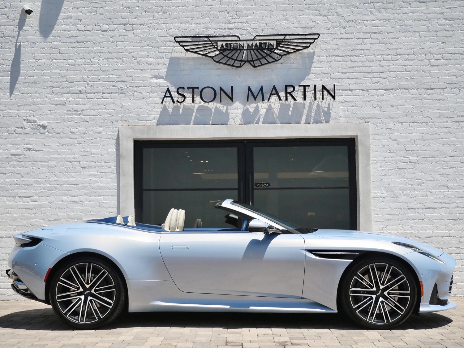 2025 Aston Martin DB12 Base - Photo 17