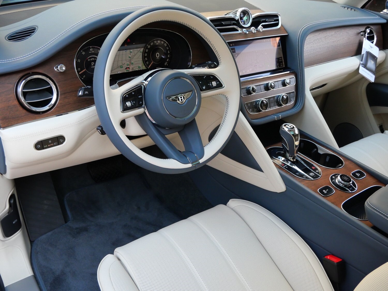 2025 Bentley Bentayga V8 photo 2