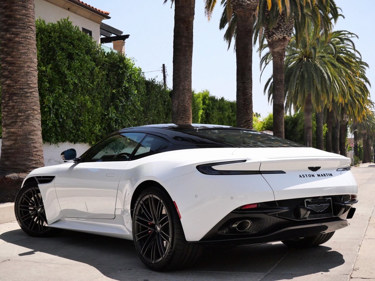 2025 Aston Martin DB12 photo 2