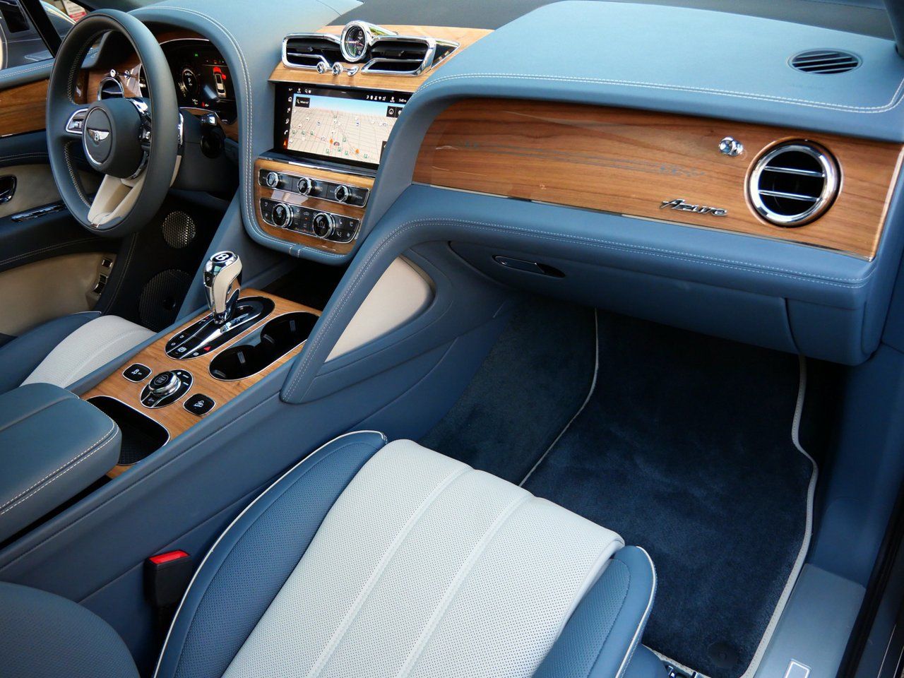 2025 Bentley Bentayga - Photo 26
