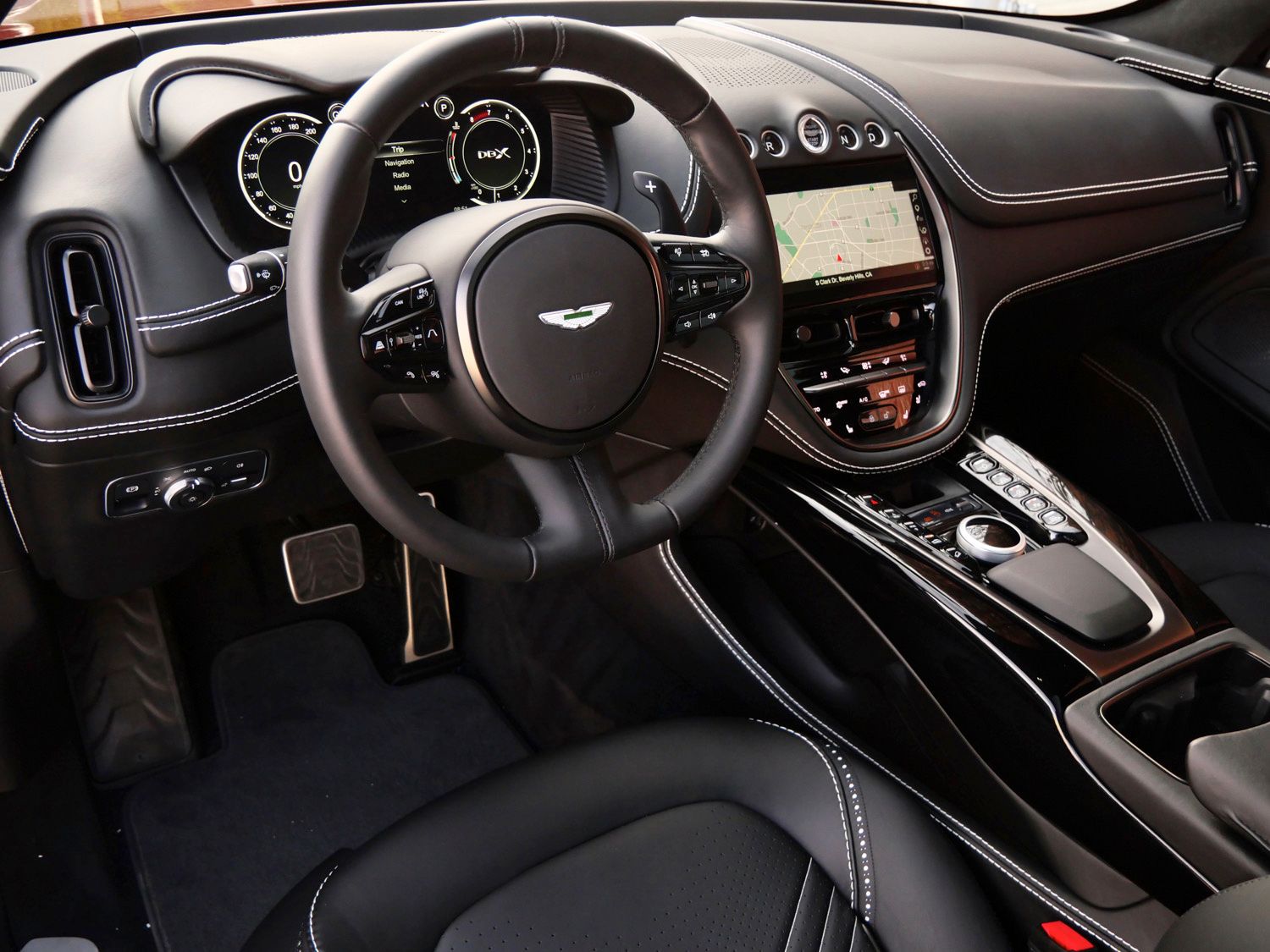 2021 Aston Martin DBX photo 2