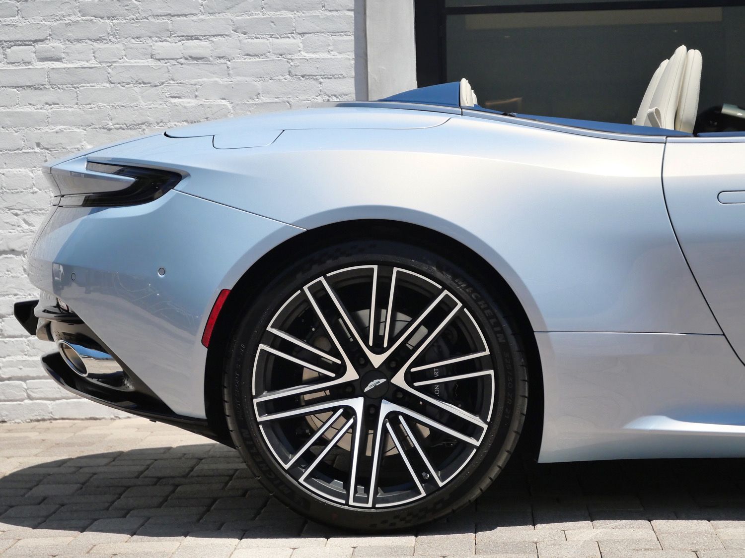 2025 Aston Martin DB12 Base - Photo 18