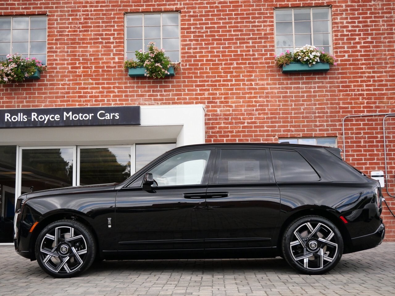 2025 Rolls Royce Cullinan Black Badge photo 3