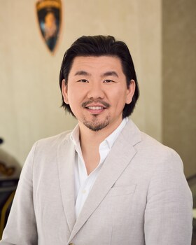 Staff member Feng Li from d09ff0df38d4