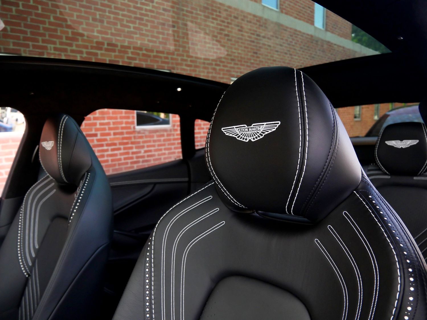 2021 Aston Martin DBX photo 4