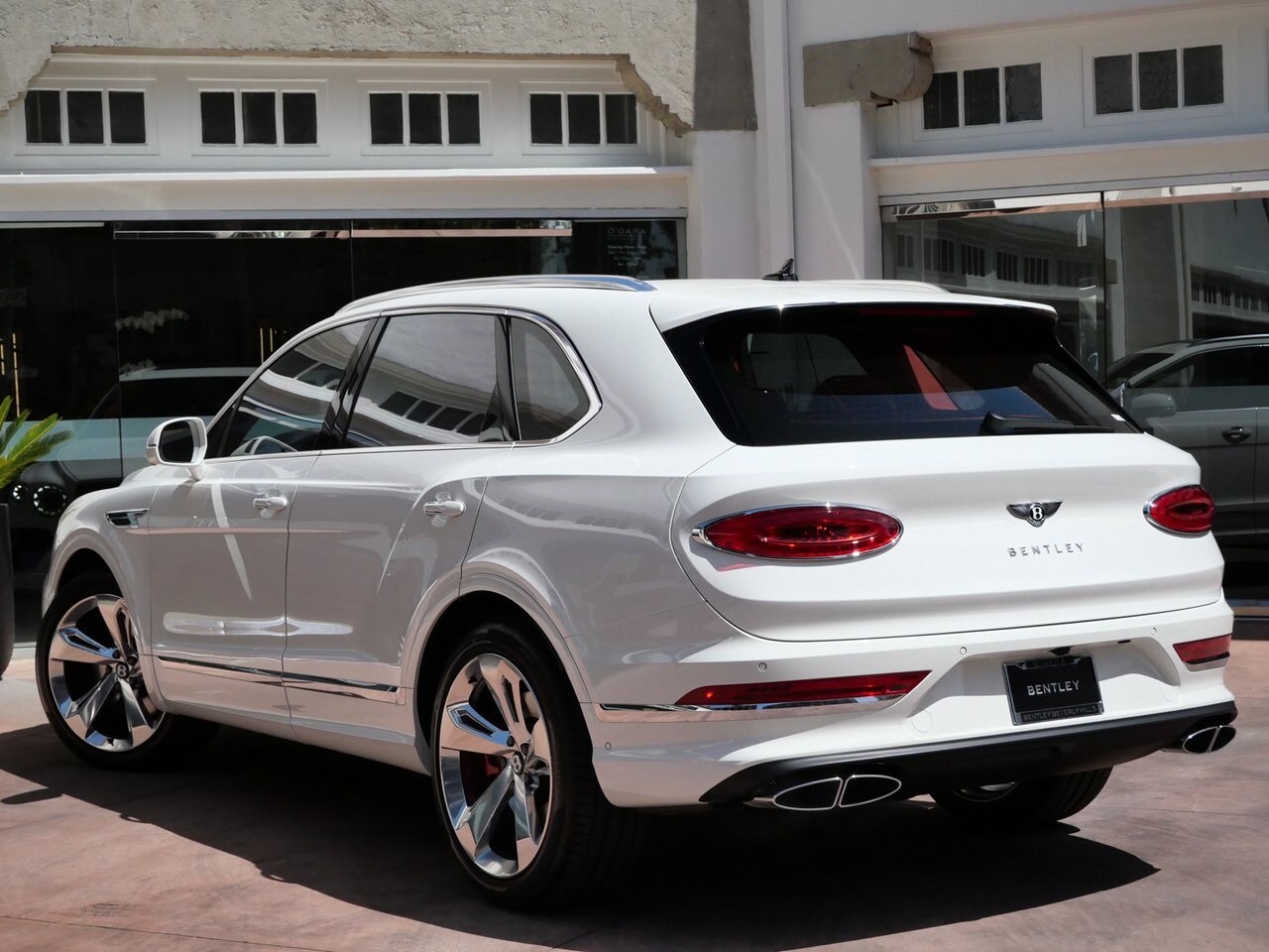 2025 Bentley Bentayga V8 photo 3