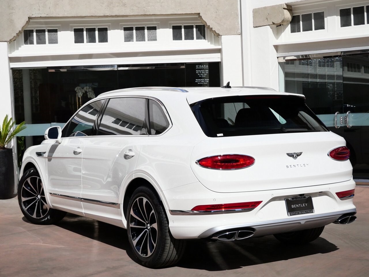 2024 Bentley Bentayga EWB photo 3