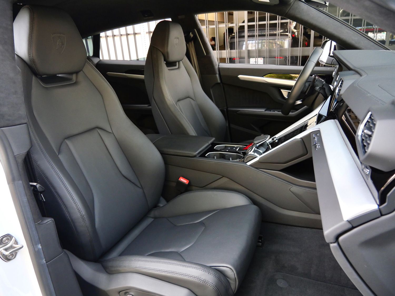 2023 Lamborghini Urus S photo 3