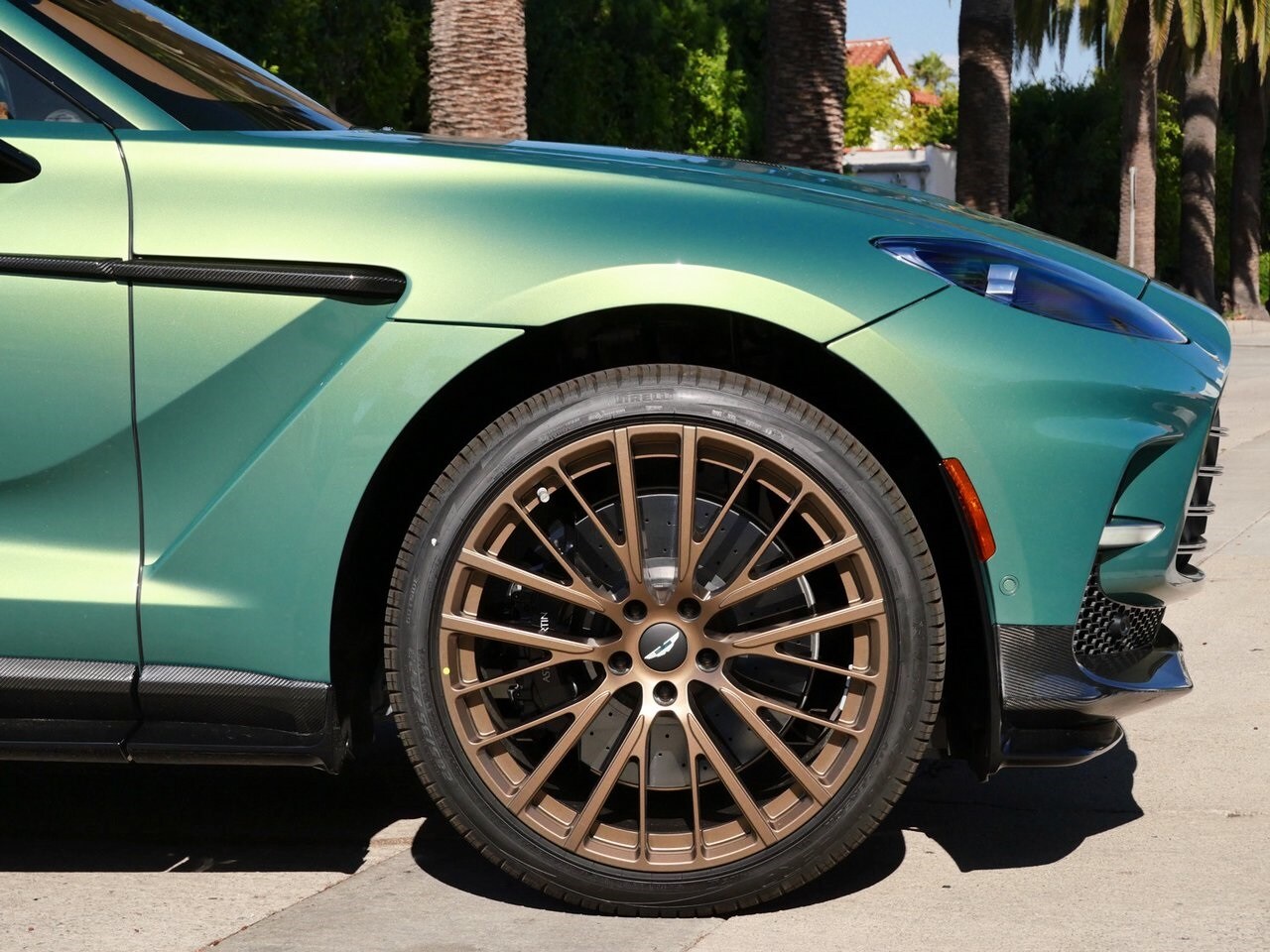 2025 Aston Martin DBX photo 4