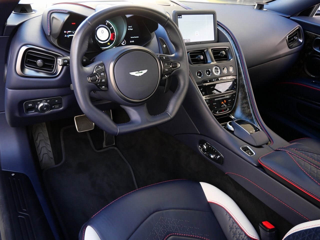 2023 Aston Martin DBS photo 3