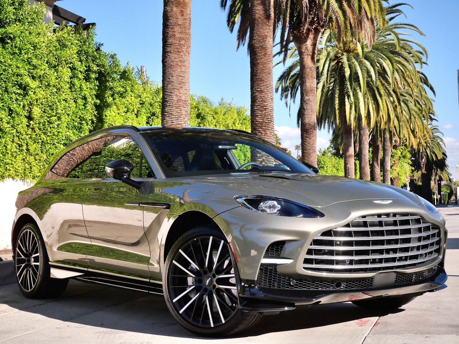 2026 Aston Martin DBX 707's photo