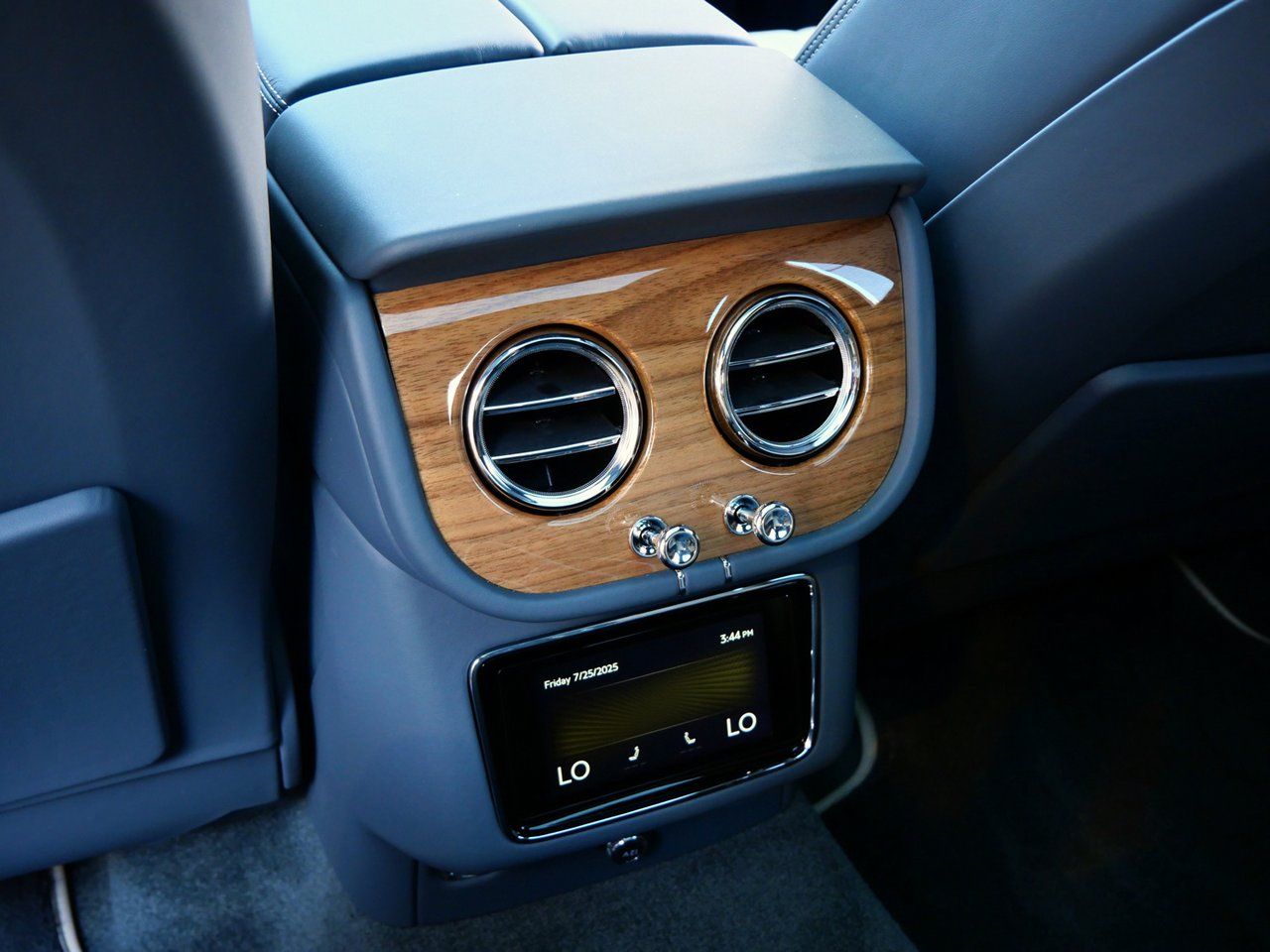 2025 Bentley Bentayga - Photo 21